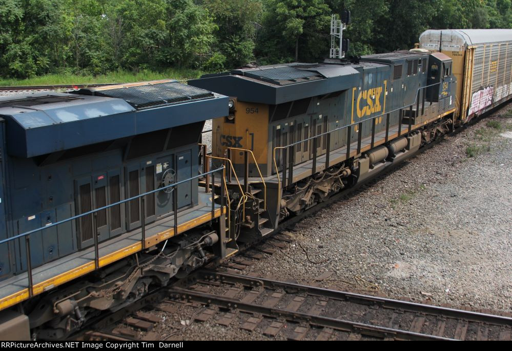 CSX 954 on M205